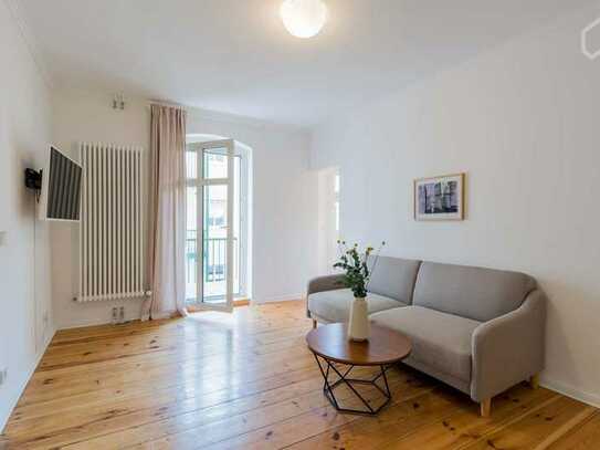 (verfügbar für 6 Monate) Neu renovierte Wohnung mitten in Charlottenburg