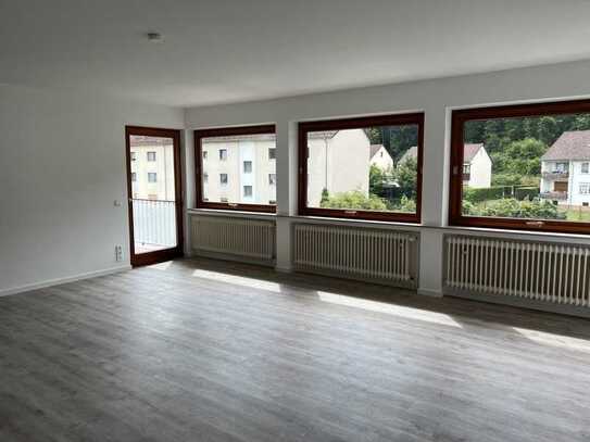 Modern und saniert: Große Wohnung mit überdachtem Balkon für Familie mit 2-3 Personen ideal