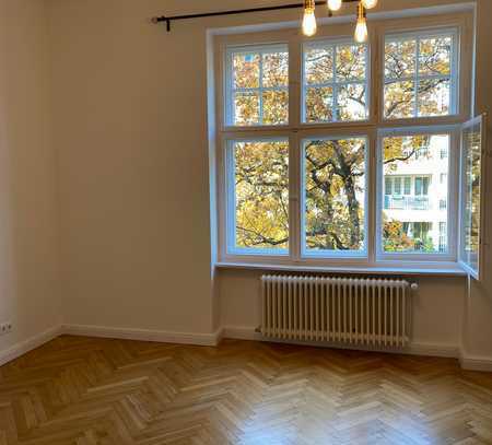Stilvolle, geräumige und sanierte 3-Zimmer-Wohnung mit Balkon und Einbauküche in Berlin