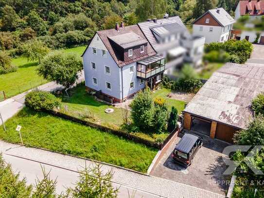 Teil modernisiertes Dreifamilienhaus mit schönem Grundstück und übergroßer Garage in Vohenstrauß