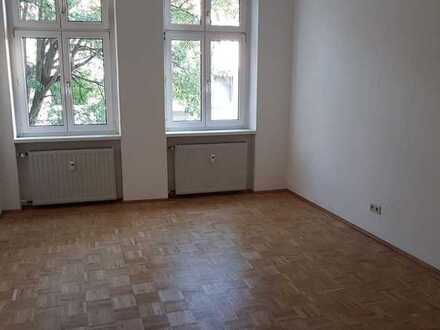 Altbau: 2,5-Zimmer-Wohnung mit separater Küche