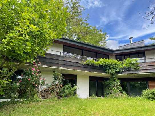 Freistehendes Architektenhaus mit unverbautem Blick ins Grüne