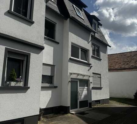 Geräumige DG-Wohnung in ruhigem 6-Parteienhaus