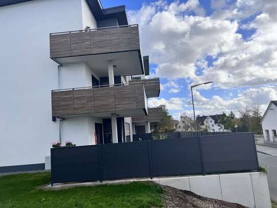 Hochwertige, Zentrale gelegene Wohnung mit Balkon, Einbauküche und Badezimmermöbel