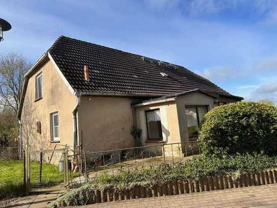 Stark sanierungsbedürftiges Wohnhaus mit Carport in Dorflage