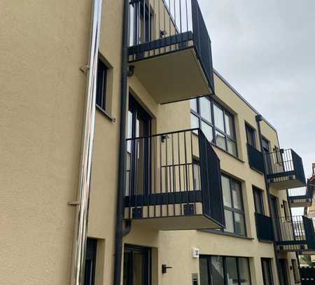 DARMSTADT-WEST/NEUBAU-ERSTBEZUG: Stilvolles Appartement mit Balkon, Einbauküche und Stellplatz!