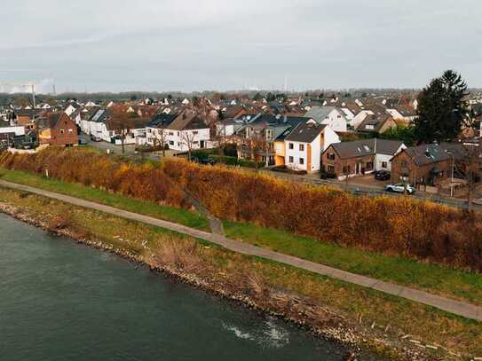 Sanieren oder bereit für einen Neubeginn? Reiheneckhaus in erster Rheinlage