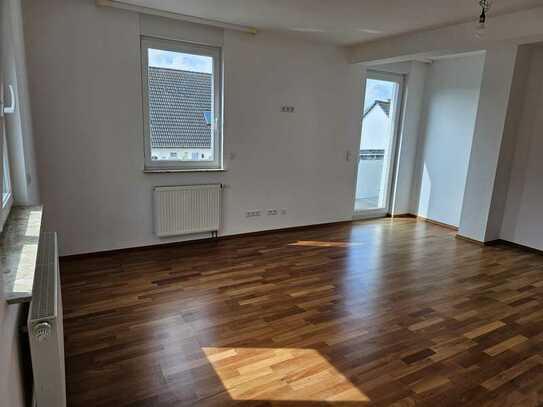 Vollständig renovierte Wohnung mit vier Zimmern und Balkon in Langenhagen