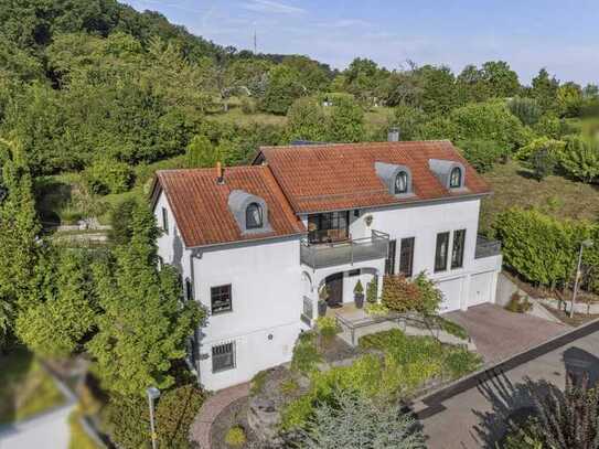 Idyllischer Wohncharme: Gehobene Villa mit schön angelegtem Garten und Naturpool