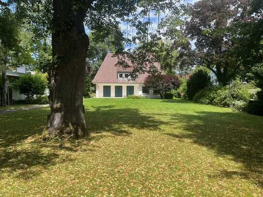 Traditionelle Direktorenvilla in neuem Interieur