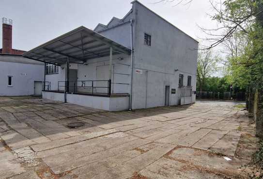 Halle am Bahnhof mit Stellplätzen