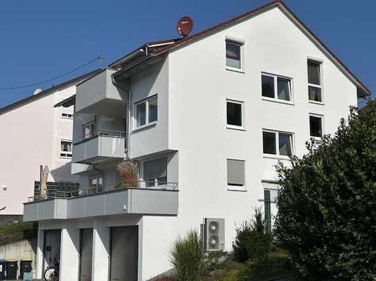 Schöne und neuwertige 4-Raum-Wohnung mit geh. Innenausstattung mit Balkon und EBK