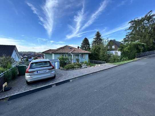 Luxuriös gestaltetes Zweifamilienhaus mit zusätzlicher Garage für jeden Oldtimer-Liebhaber!