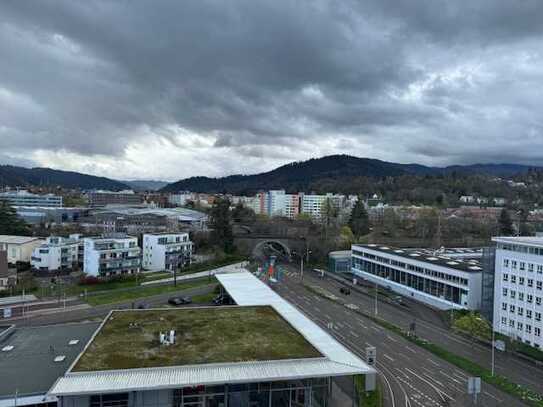 Helle 2 Zimmer Whg mit Blick über Freiburg und in den Schwarzwald