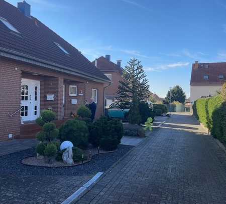 Familienfreundliches Doppelhaus mit Garage, Einbauküche und Vollkeller in ruhiger Lage von Broistedt