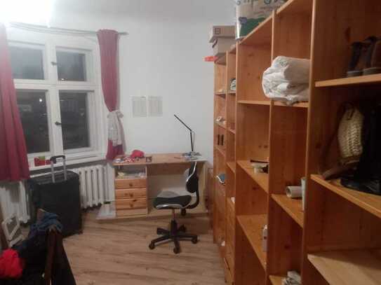Untermieterin für ein Zimmer gesucht da ein WG Mitglied auszieht.