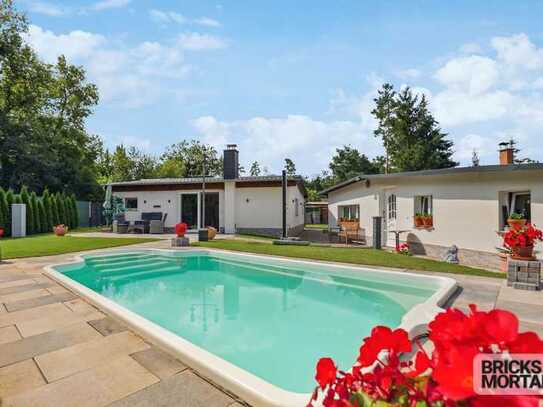 Exklusives Bungalow mit gepflegten Garten und Pool