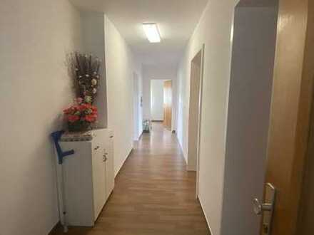 Helle 4 Zimmer Wohnung mit Garage in ruhiger Lage