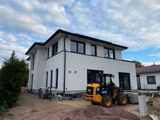 Großzügige neugebaute 145 m² Wohnung mit Dachterrasse im KfW 40 Plus Zweifamilienhaus zu vermieten