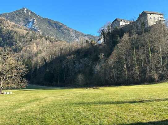 Marquartstein: Traumgrundstück in Ortsrandlage am Fuße der Burg