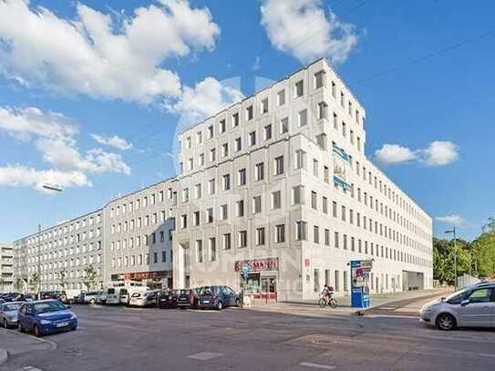 Zentrales Bürogebäude mit begrüntem Innenhof. combine Transaction