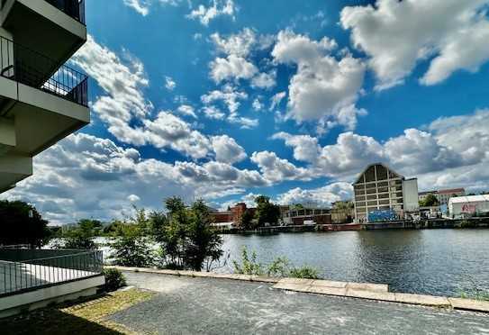 Maritime Stadtoase! 2 Zimmer-Wohnung mit Sonnenbalkon und Wasserblick!