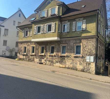 Mehrfamilienhaus mit Stellplätzen