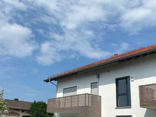 Sonnige 2-Zimmer-Wohnung mit EBK und Balkon in Holzkirchen zu vermieten