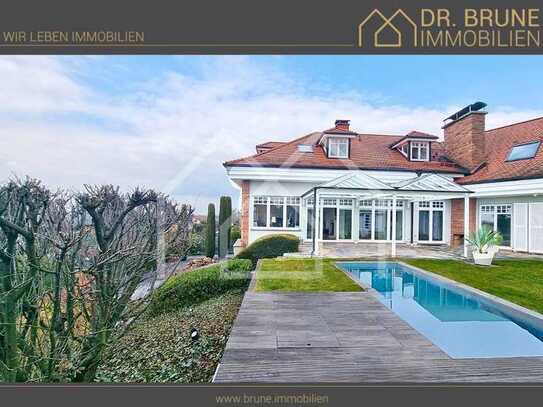 Luxusvilla in Bestlage – Stilvolle Eleganz mit Pool & Traumgarten