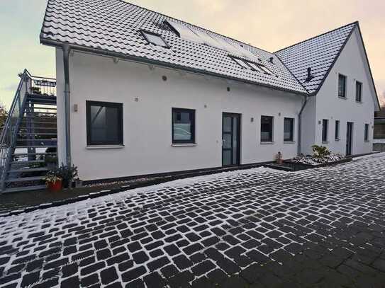 Freistehendes Wohnhaus mit 3 Wohneinheiten und riesigem Grundstück