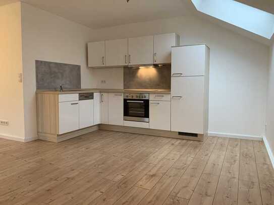 Moderne 3,5-Zimmer-Dachgeschosswohnung mit Einbauküche in Weinsheim