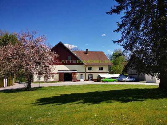 Traditionelles Bauernhaus mit großem Wirtschaftsgebäude