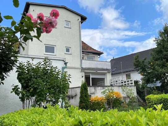 Gepflegtes 3-Parteienhaus in angenehmer Wohnlage mit Garten und Garage.