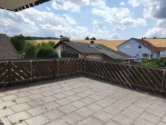 Freundliche 4,5-Raum-EG-Wohnung mit EBK, Terrasse und Balkon in Bad Mergentheim-Hachtel