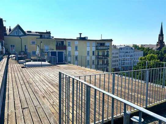 Helle DG-Wohnung mit Dachterrasse und Ausblick ins Grüne*mit Aufzug und TG-Stellplatz*Bezugsfrei*