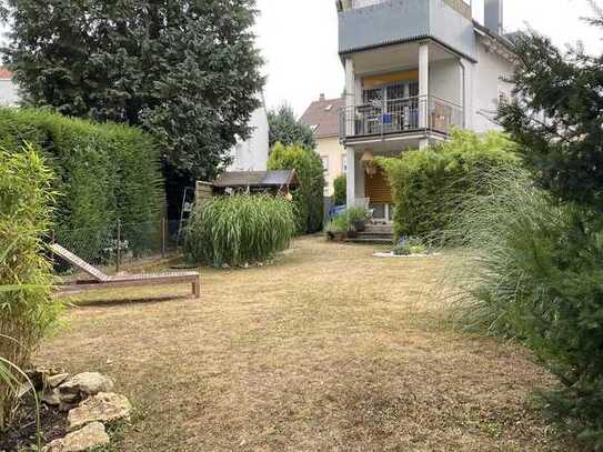 Geteilte 5 Zimmer Maisonette Wohnung mit Garten, in gepflegten 3 Familienhaus