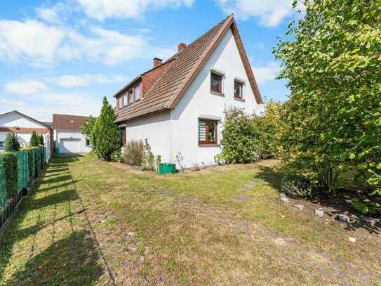 Schwanewede: Freistehendes Einfamilienhaus mit Garten und Nebengebäude in zentraler Lage