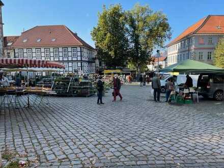 Lagerfläche mit Fahrstuhl in der Fußgängerzone von Alfeld/Marktplatz