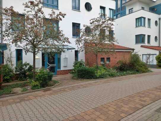 Besonders schöne 2-Zimmer EG-ETW mit Terrasse, Garten und Carport in ruhiger Privatstraße