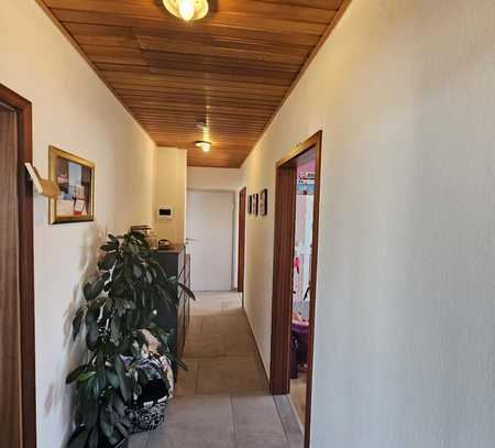 3-Zimmer-Dachgeschosswohnung mit geh. Innenausstattung mit Balkon und EBK