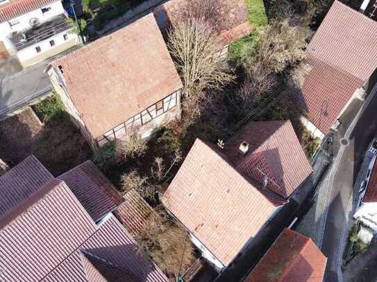 Bauplatz mit Scheune und Abriss-Haus zu verkaufen.