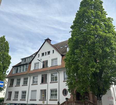 Nur noch wenige Einheiten! Neubauqualität im Denkmal Rodensteinschule: 2 Zimmer mit gr. Balkon