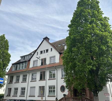 Nur noch wenige Einheiten! Neubauqualität im Denkmal Rodensteinschule: 2 Zimmer mit Balkon u. Küche