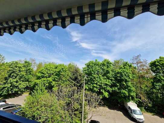 ***Frisch renoviert & grün verliebt – 2-Zimmer-Wohlfühloase mit Ausblick***