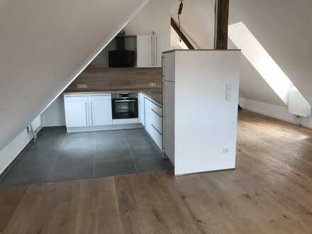 2,5 Zimmer Dachgeschosswohnung mit EBK und Balkon