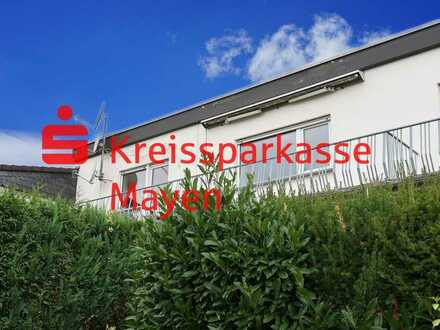 Kürrenberg: Herrlicher Blick ins Grüne! 4ZKB-Wohnung m. Balkon u. Garage