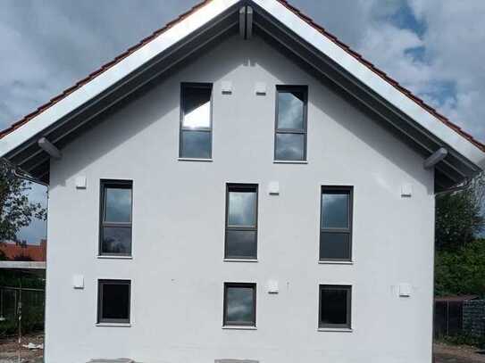 Neue 3-Raum-Wohnung mit gehobener Innenausstattung mit Balkon in Windach