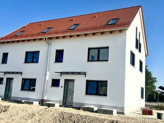 Neubau Reihenmittelhaus in sehr schöner Lage von Eching