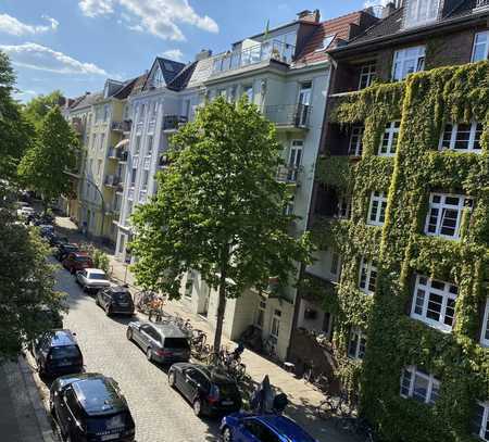 Stilvolle, modernisierte und möblierte 2,5-Zimmer-Wohnung mit Einbauküche in Hamburg Eppendorf