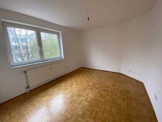 Charmante Wohnung mit Aufzug und Balkon - wird von uns renoviert.